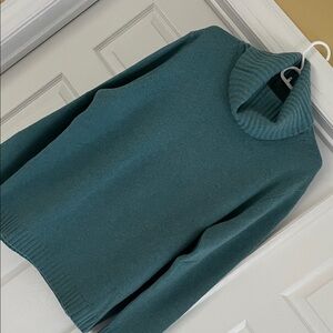 Neiman Marcus Cashmere turtleneck sweater, size L
